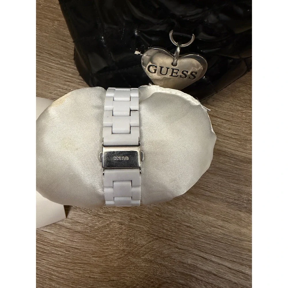 GUESS Womens White Crystal Bezel Polycarbonate Link Bracelet Watch with Pouch